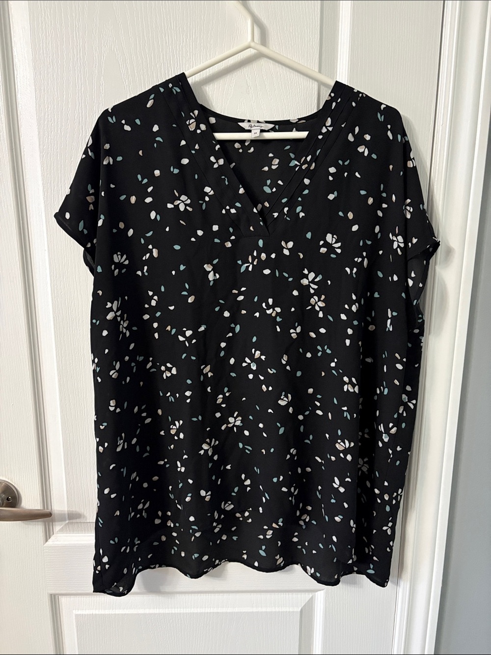 Reitmans Black V-Neck Short Sleeve Blouse with White and Teal Floral Dots
